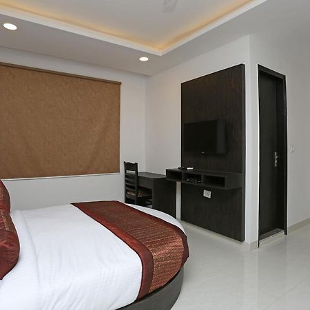 Hotel O M Suites Nuova Delhi Esterno foto