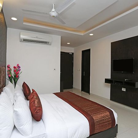 Hotel O M Suites Nuova Delhi Esterno foto