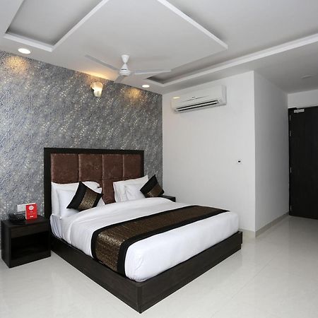 Hotel O M Suites Nuova Delhi Esterno foto