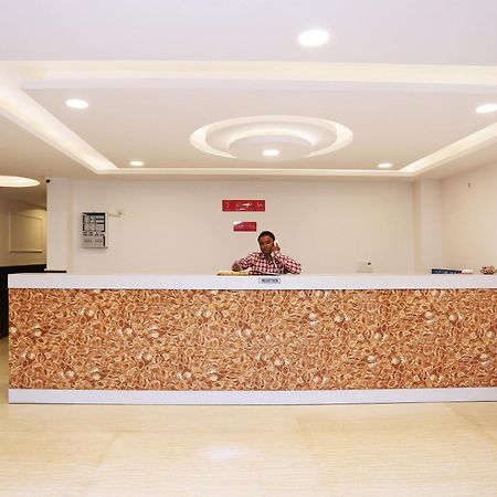 Hotel O M Suites Nuova Delhi Esterno foto