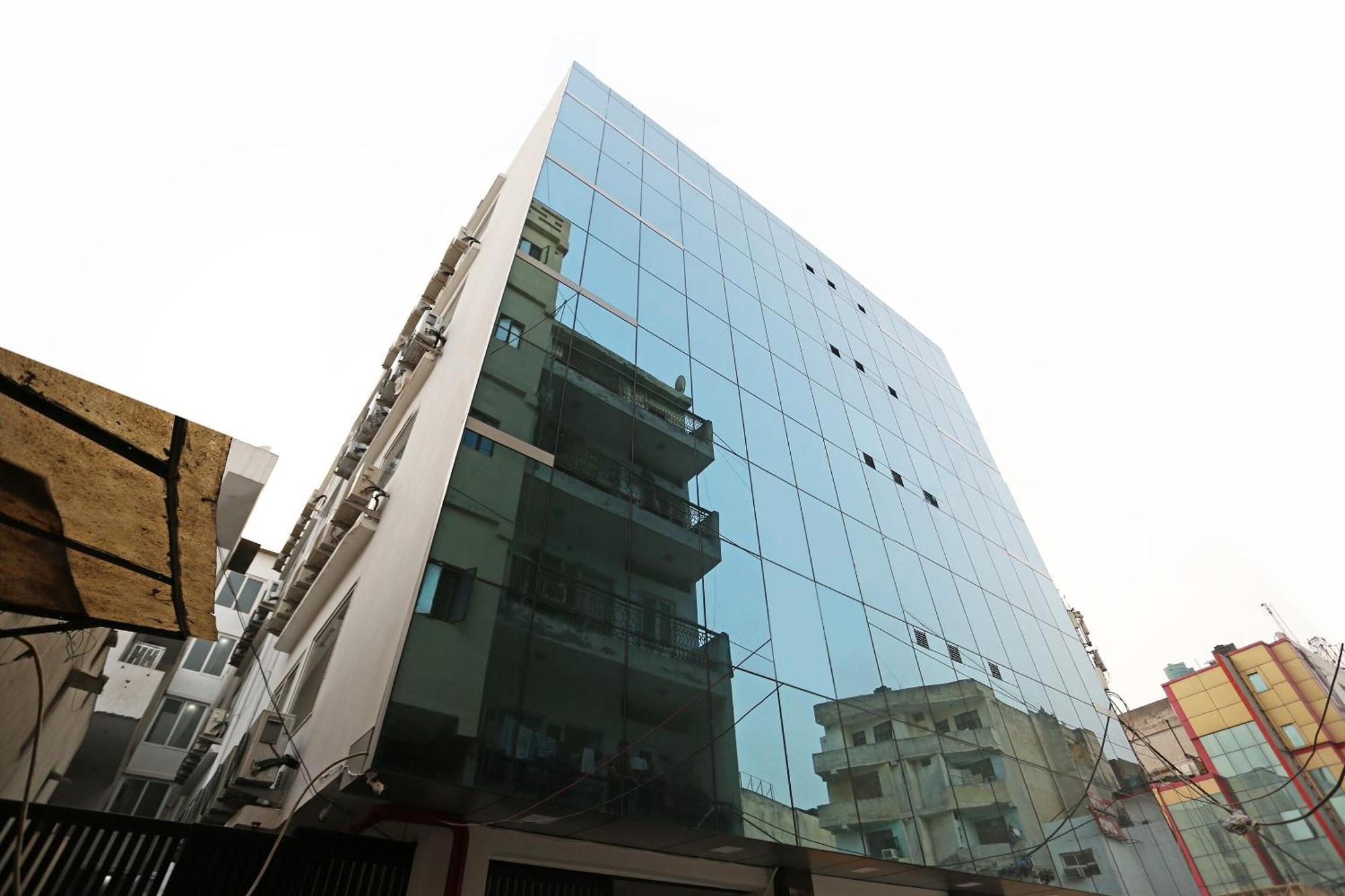 Hotel O M Suites Nuova Delhi Esterno foto