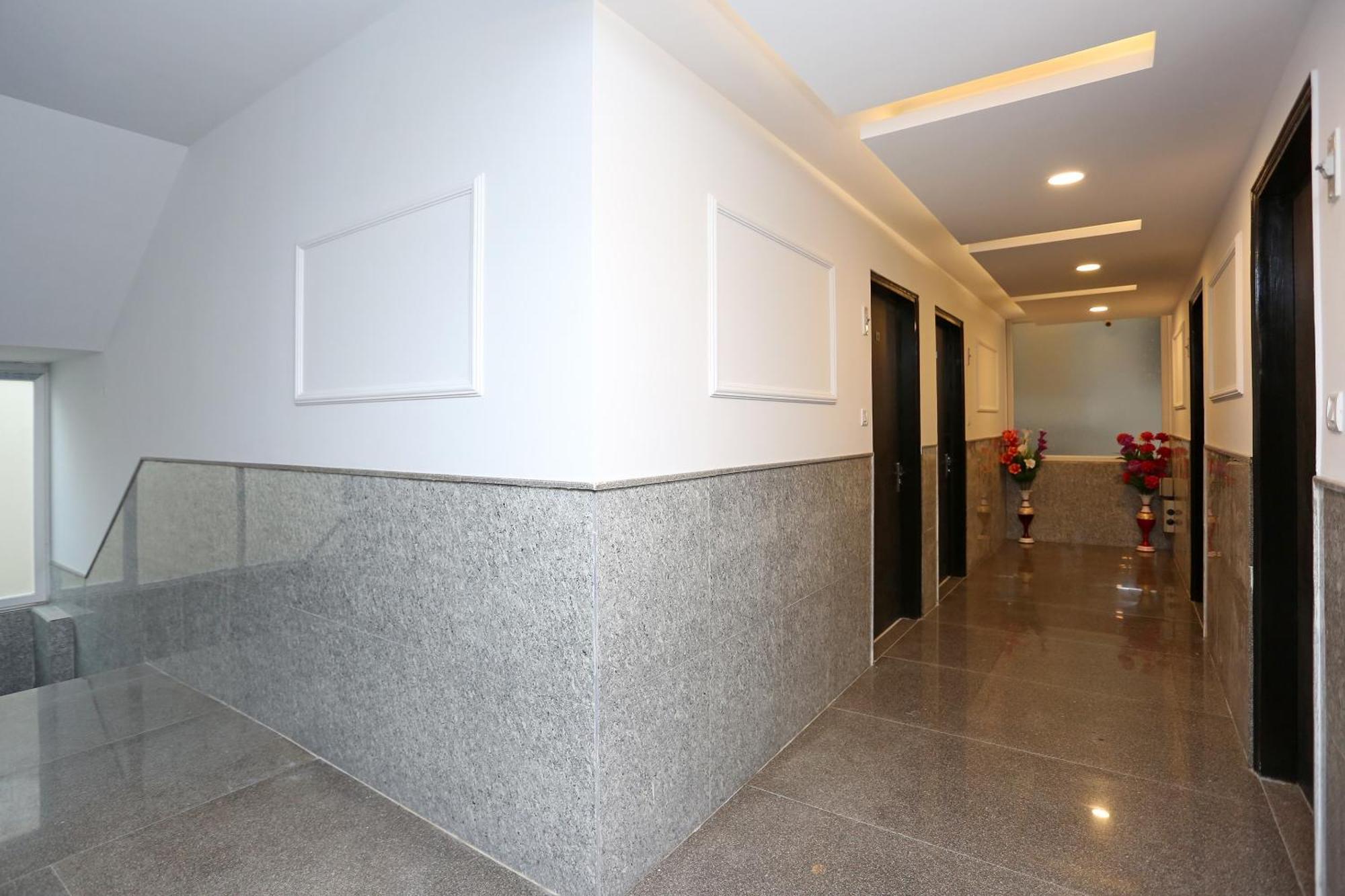 Hotel O M Suites Nuova Delhi Esterno foto