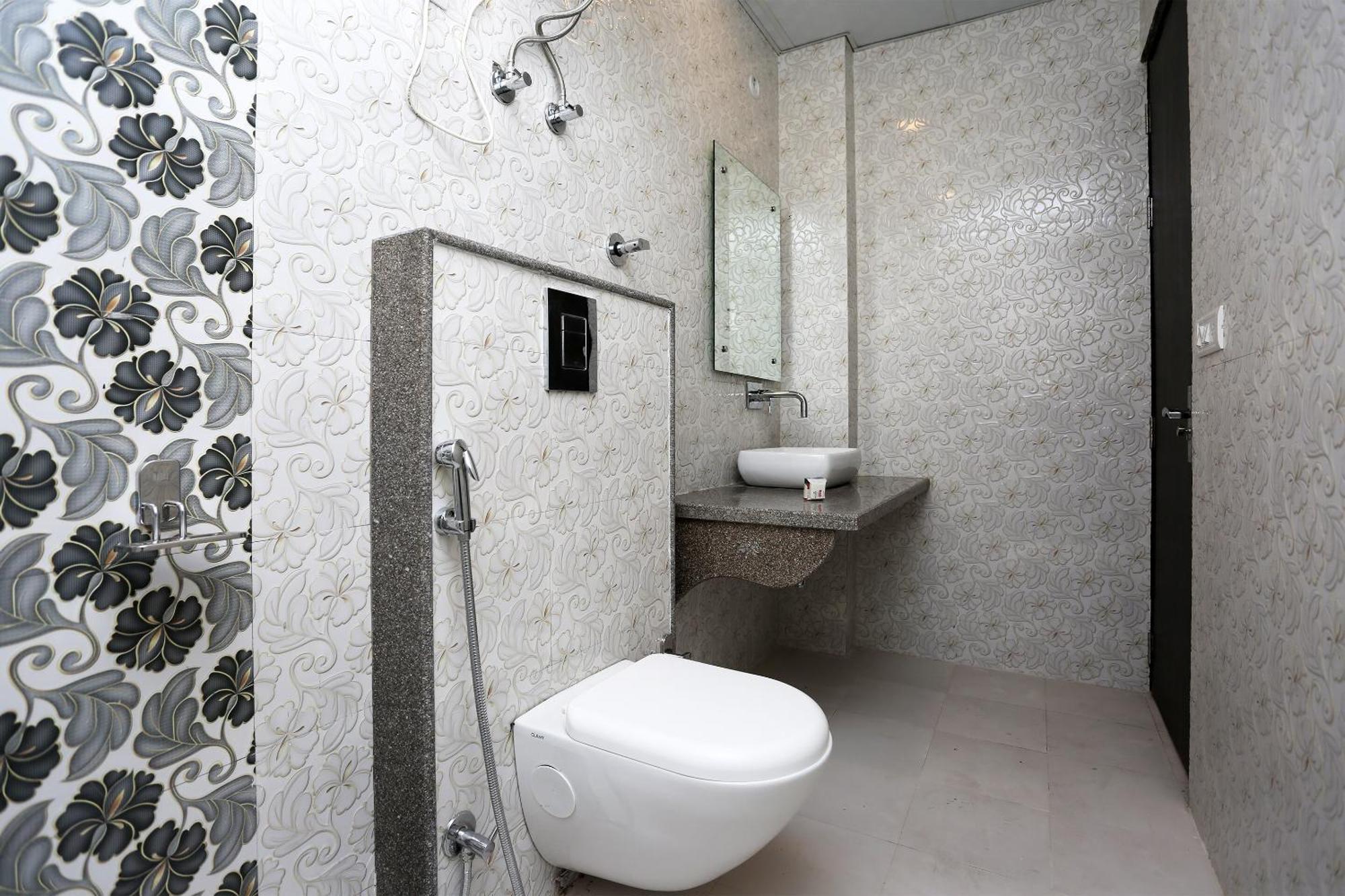 Hotel O M Suites Nuova Delhi Esterno foto