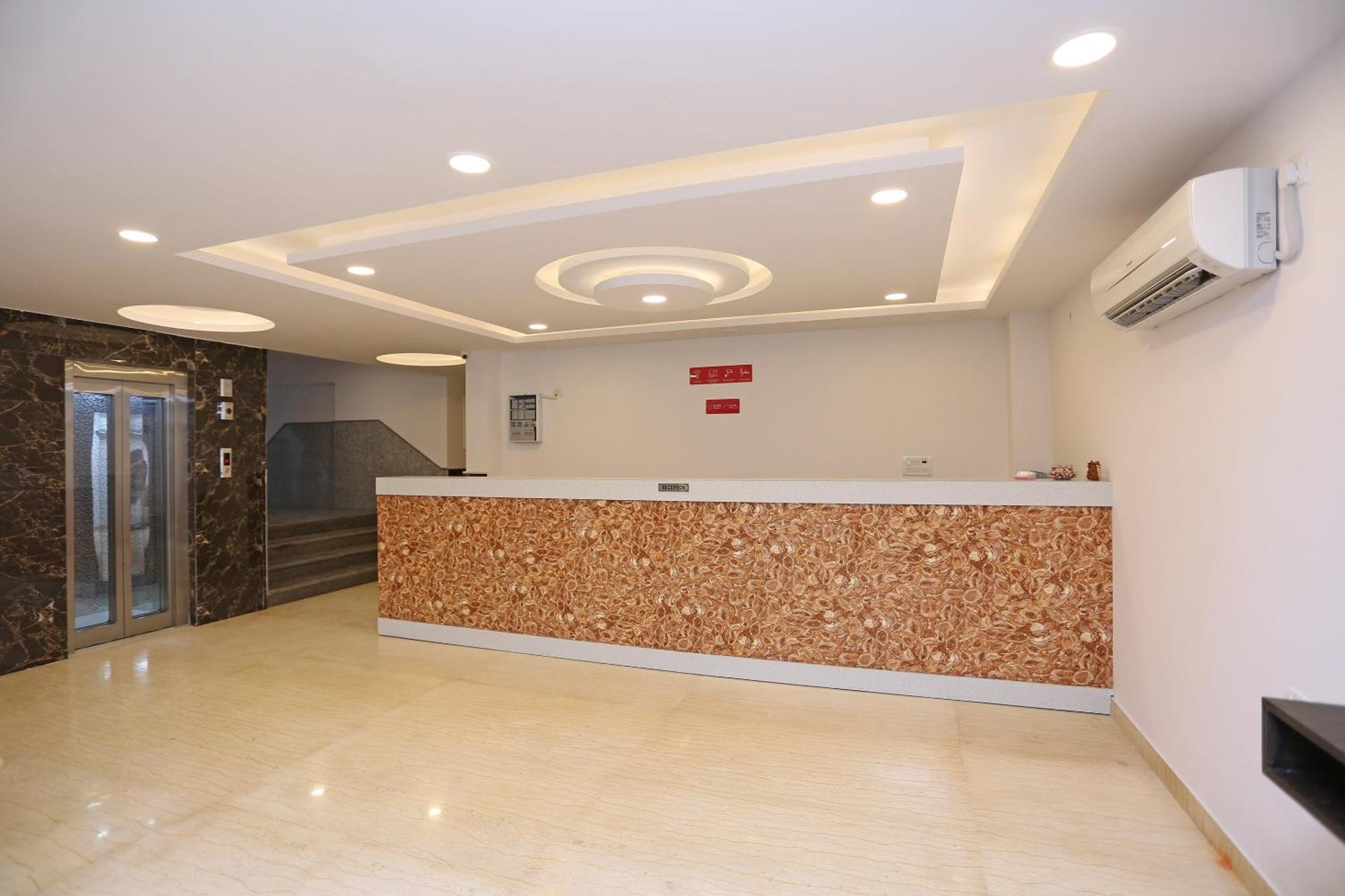 Hotel O M Suites Nuova Delhi Esterno foto