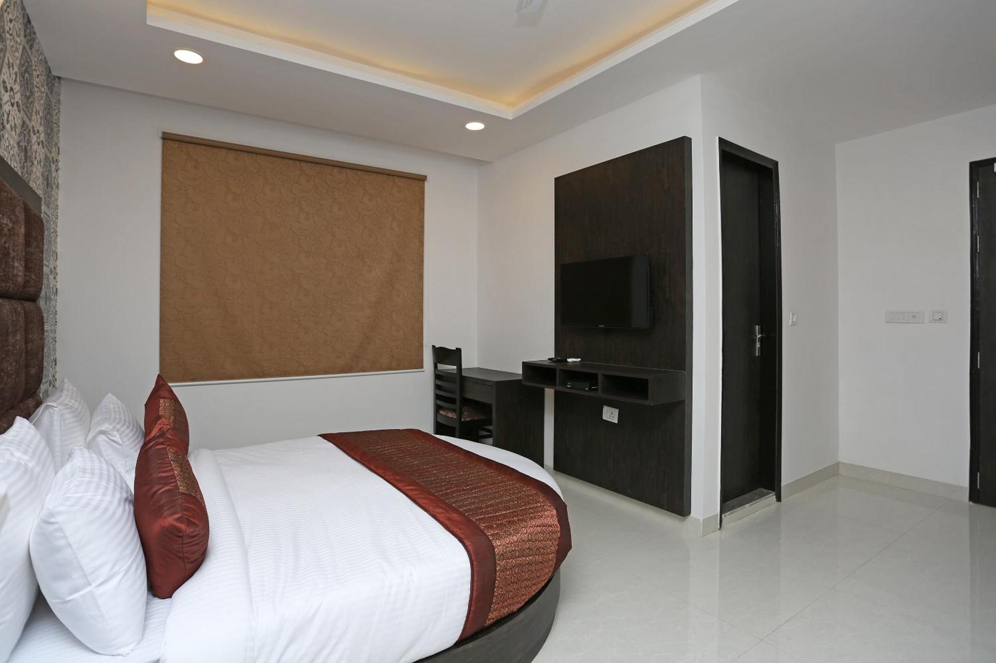 Hotel O M Suites Nuova Delhi Esterno foto