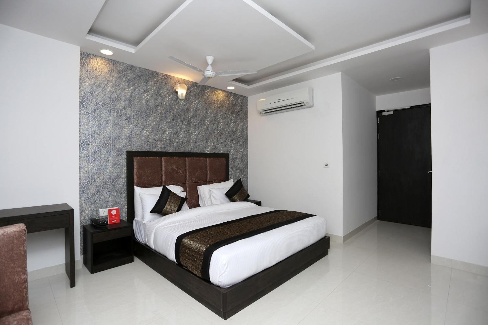 Hotel O M Suites Nuova Delhi Esterno foto
