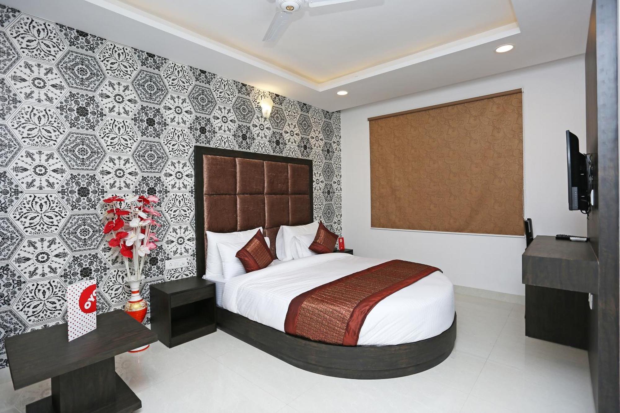 Hotel O M Suites Nuova Delhi Esterno foto
