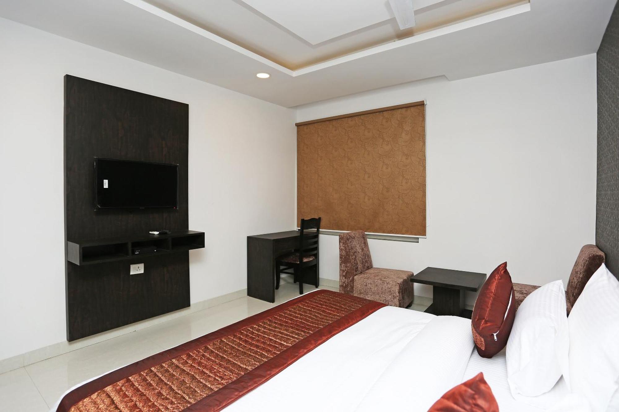 Hotel O M Suites Nuova Delhi Esterno foto