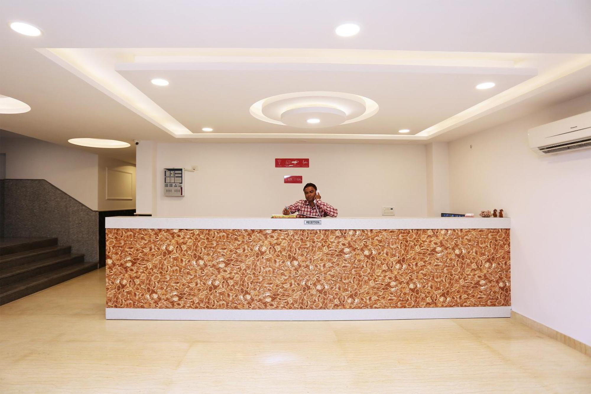 Hotel O M Suites Nuova Delhi Esterno foto