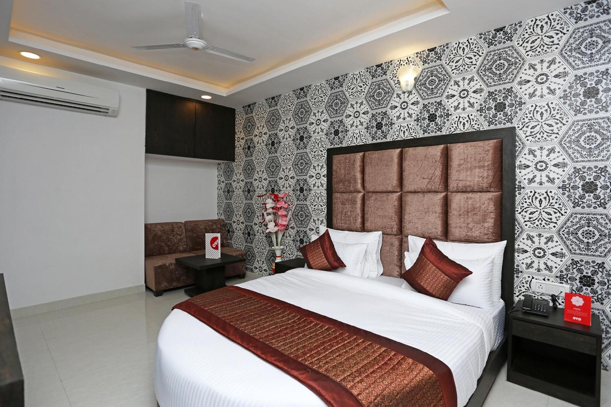 Hotel O M Suites Nuova Delhi Esterno foto