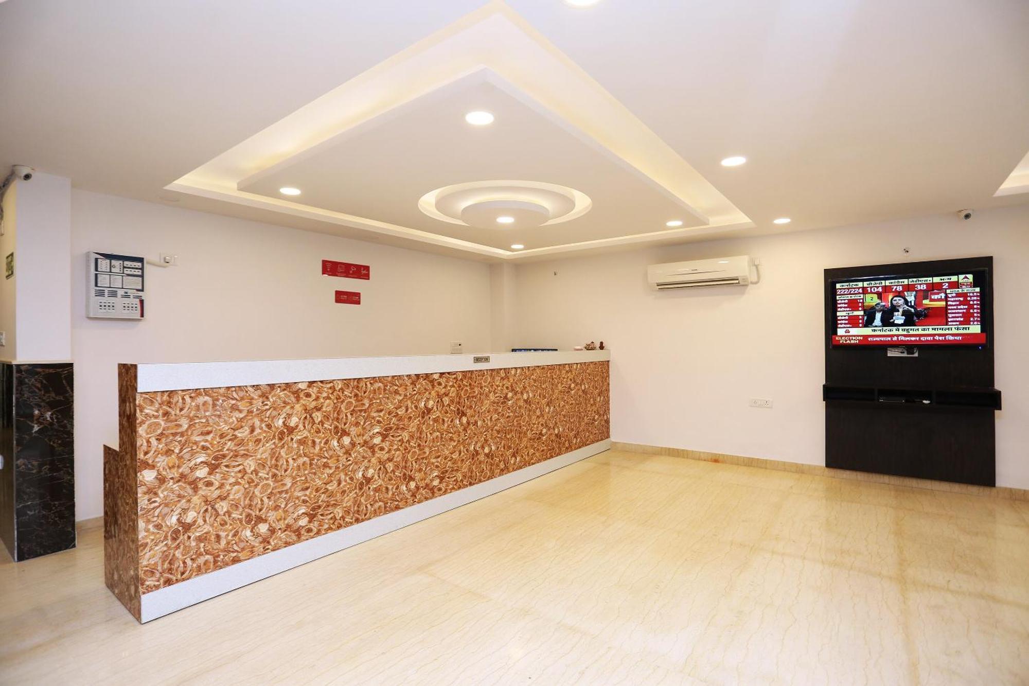 Hotel O M Suites Nuova Delhi Esterno foto