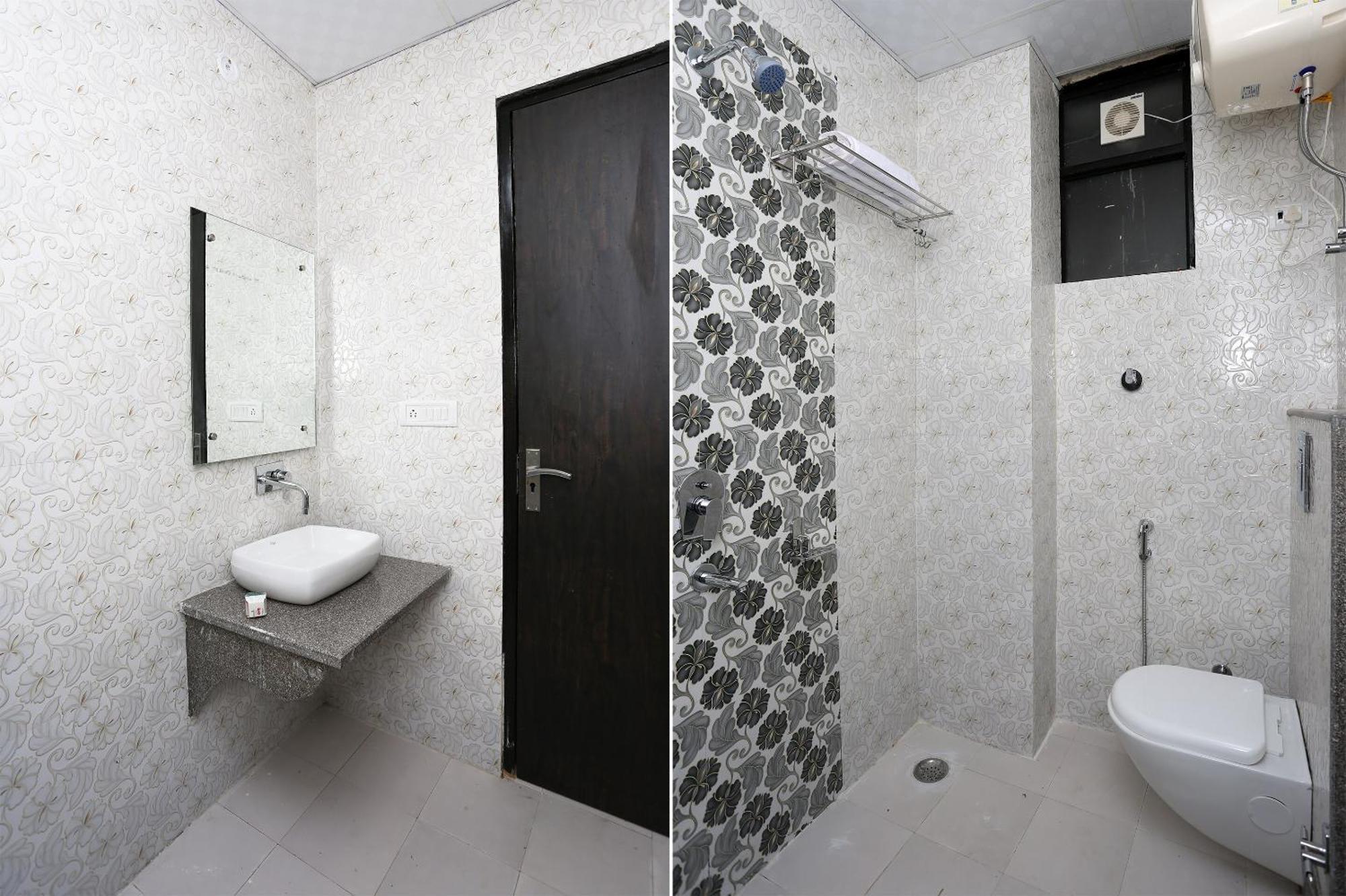Hotel O M Suites Nuova Delhi Esterno foto