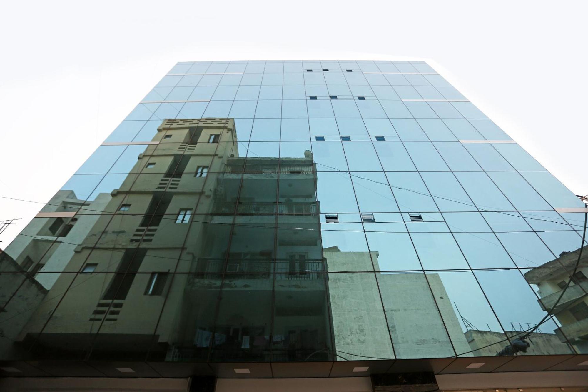 Hotel O M Suites Nuova Delhi Esterno foto
