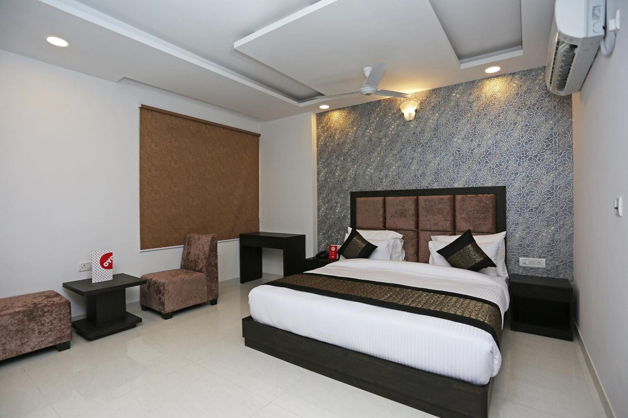 Hotel O M Suites Nuova Delhi Esterno foto
