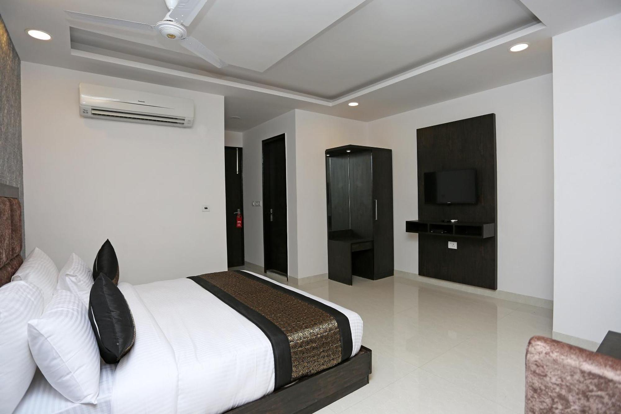 Hotel O M Suites Nuova Delhi Esterno foto