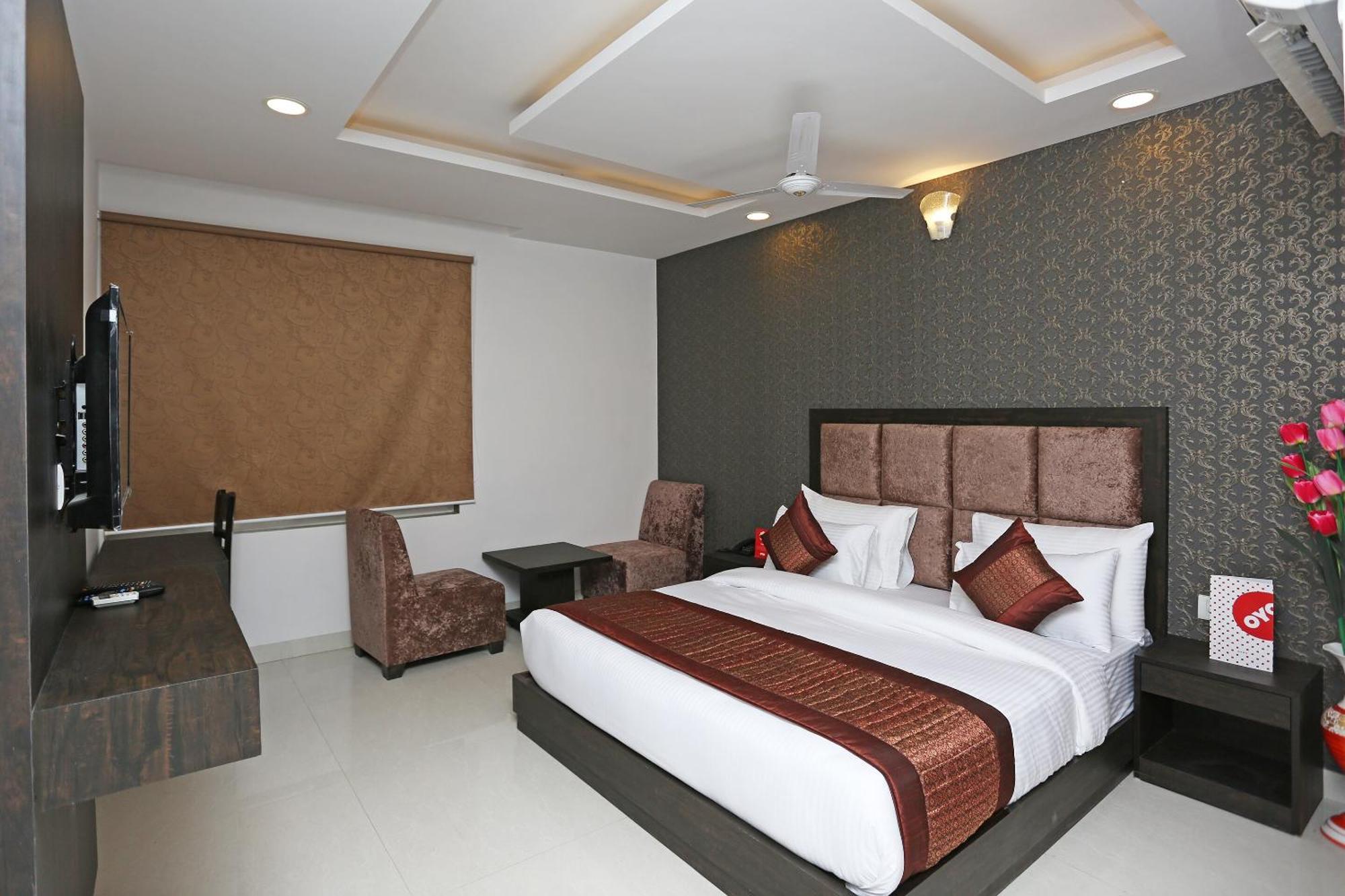 Hotel O M Suites Nuova Delhi Esterno foto