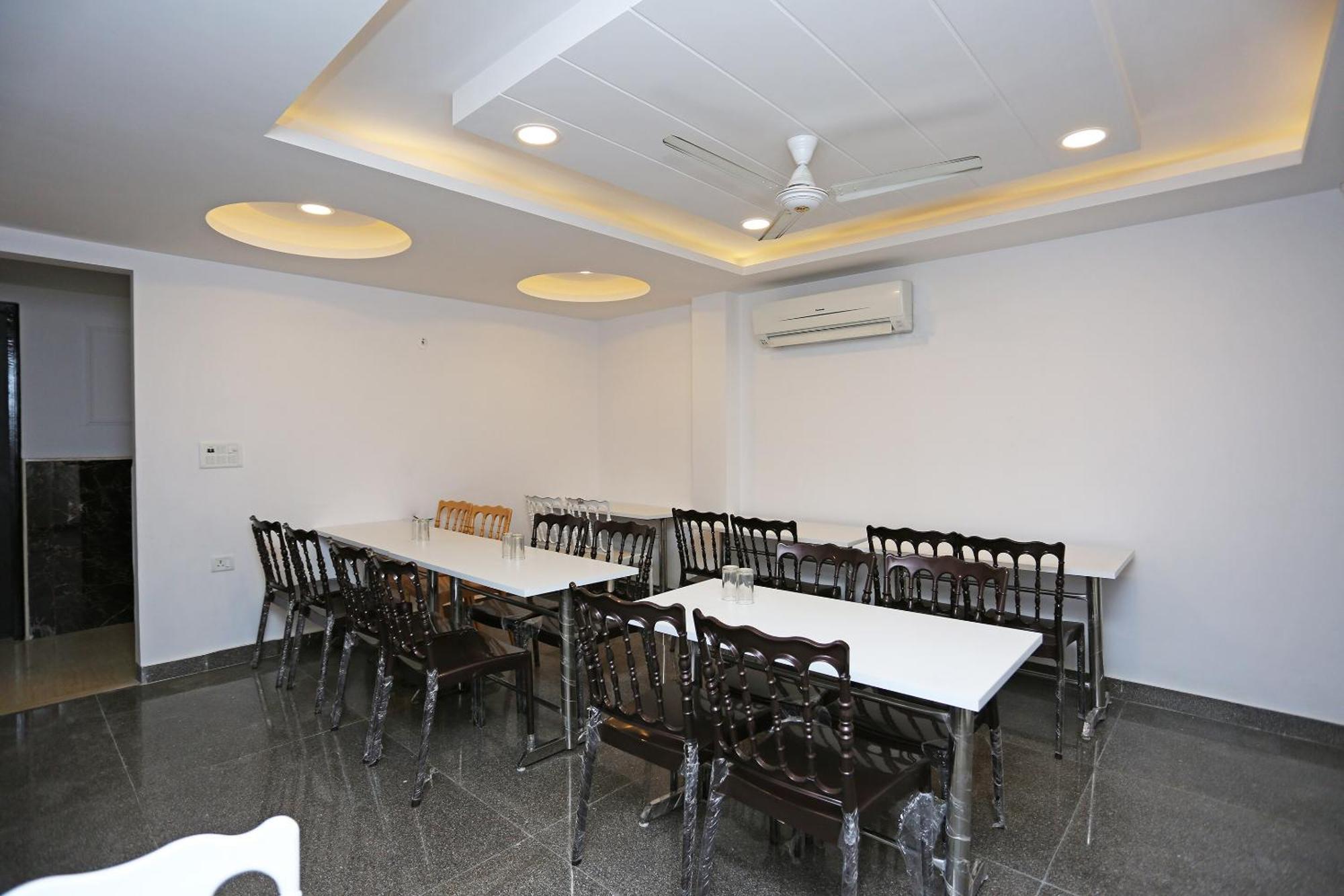 Hotel O M Suites Nuova Delhi Esterno foto