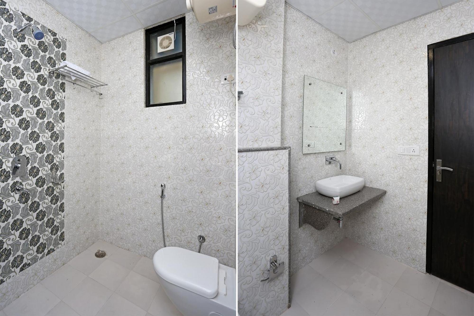 Hotel O M Suites Nuova Delhi Esterno foto