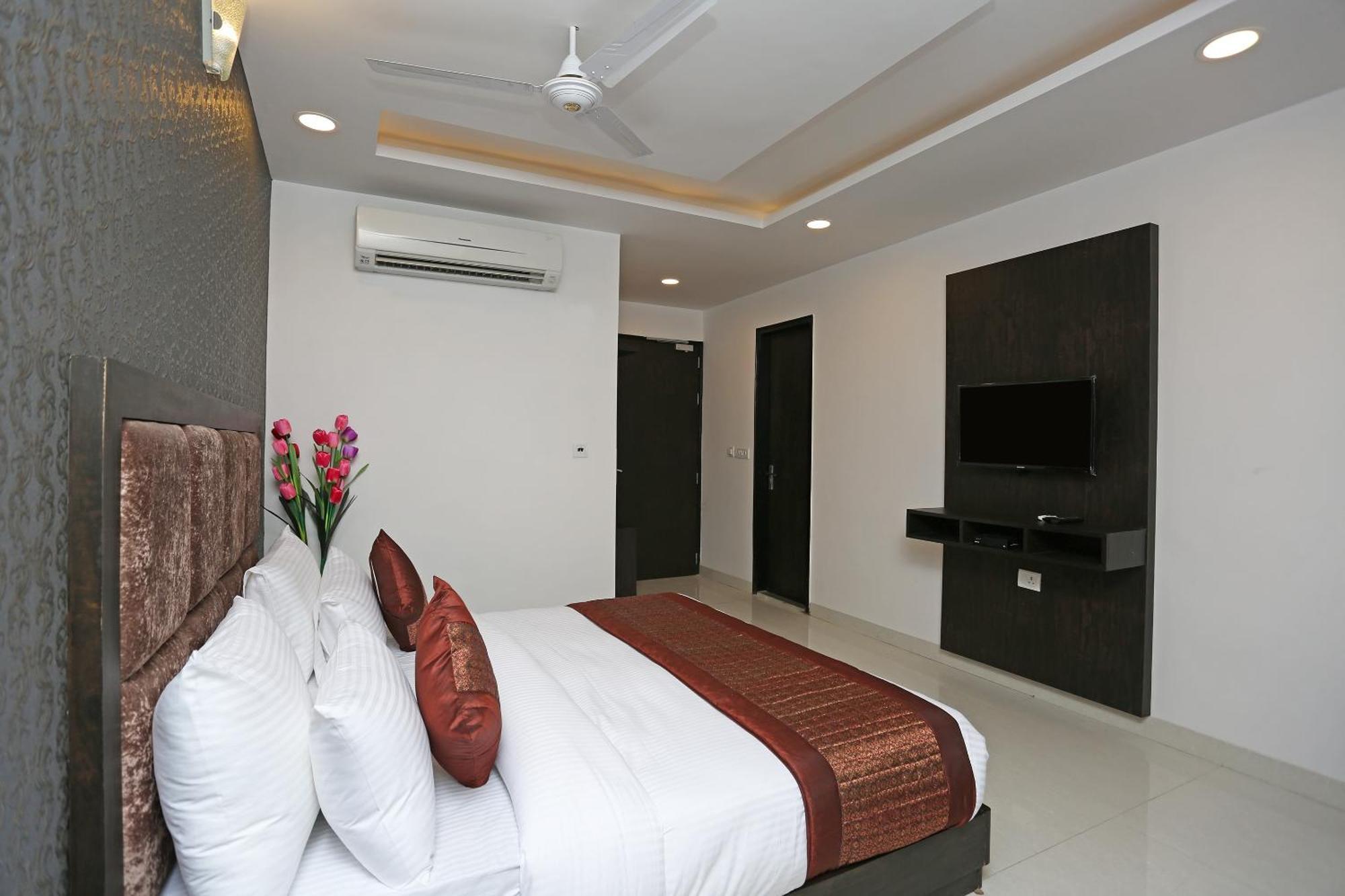 Hotel O M Suites Nuova Delhi Esterno foto