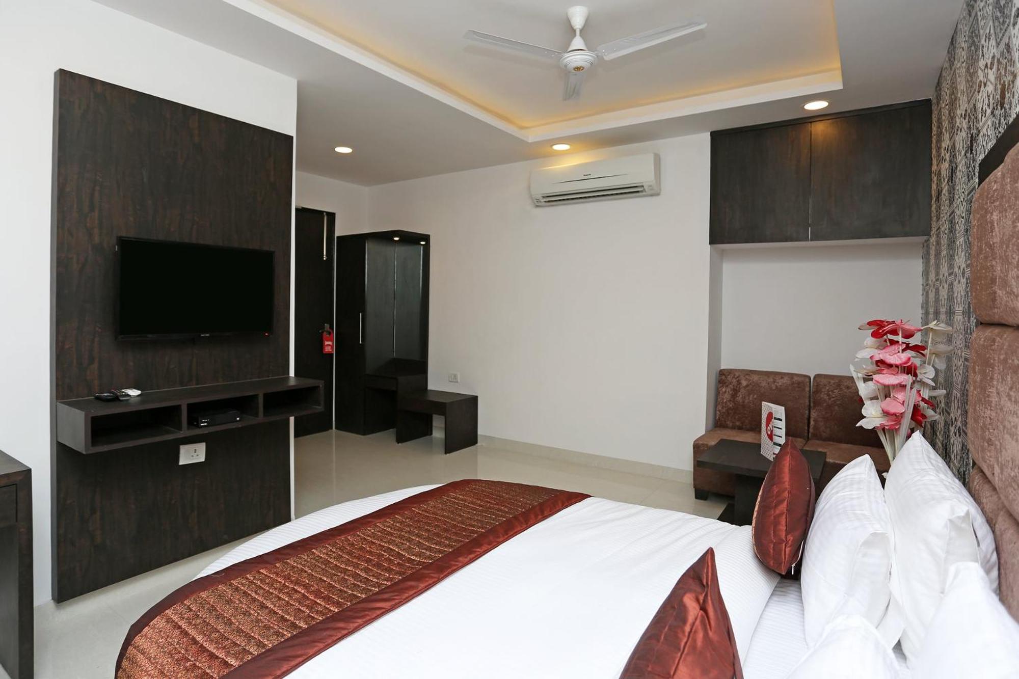 Hotel O M Suites Nuova Delhi Esterno foto